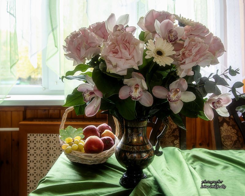 натюрморт, цветы, букеты, интерьер, фрукты Праздник в домеphoto preview