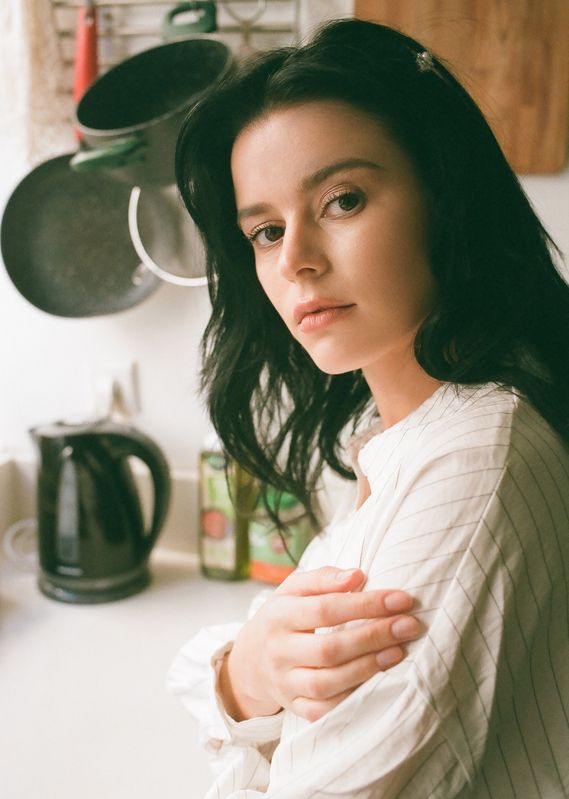 portrait, photography, film, analog, canon, ae-1, fujifilm, superia, 400, color, negative, natural, light, kitchen, domestic, intimate, warm, tones, model, polina, barenfeld, casual, authentic, lifestyle, cozy, green, walls, vintage, 35mm, grain, soft Paolaphoto preview