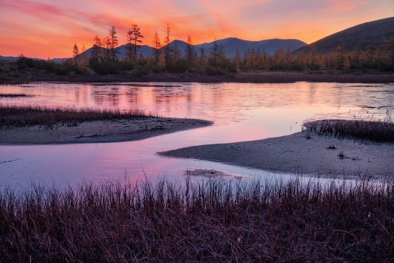 Озеро_Юг пейзажи_Колымы Магаданская_область Колымские_пляжи горная_система_Черского отражения хребет_Оханджа Где-то на Юге в начале дняphoto preview