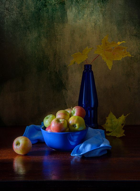 яблоки, чашка, бутылка, кленовые листья, осень photo preview