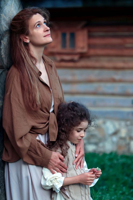 молодая женщина, девочка, мама, дочка, вечер, деревня, пастораль, лето Прошу у неба фото превью