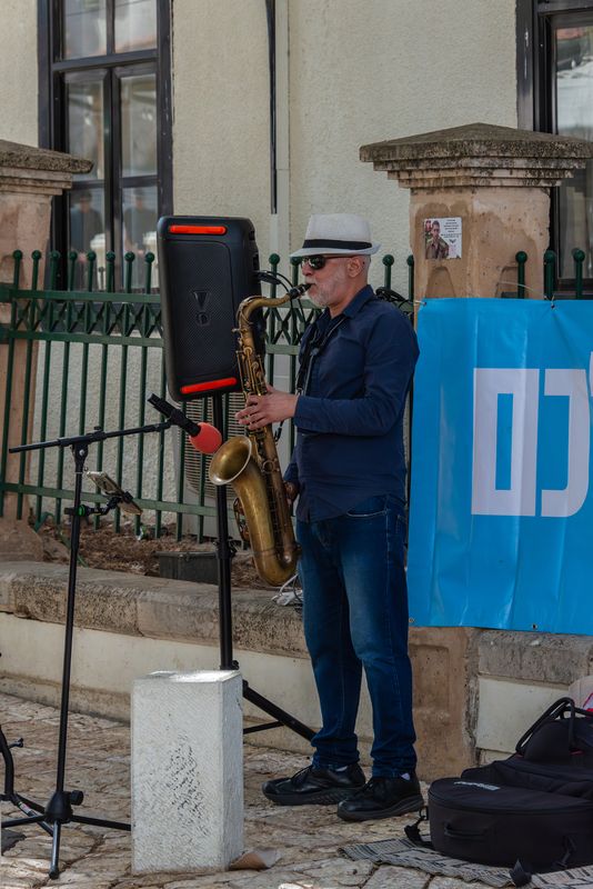 Уличный музыкантphoto preview