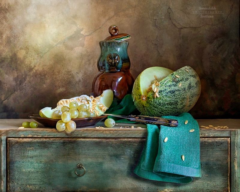 натюрморт, art_photo, darkphoto, авторскоефото, светланаборовских, дыня, ваза, драпировка, фото у окна, фото на телефон. Натюрморт с дыней и виноградомphoto preview
