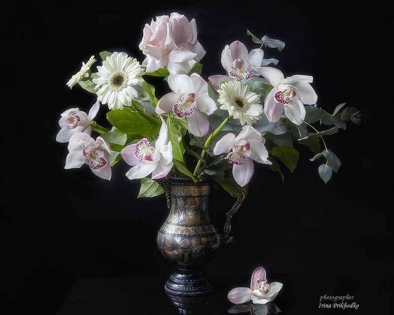 натюрморт, черный фон, букет, цветы, орхидеи Бабочки в ночиphoto preview