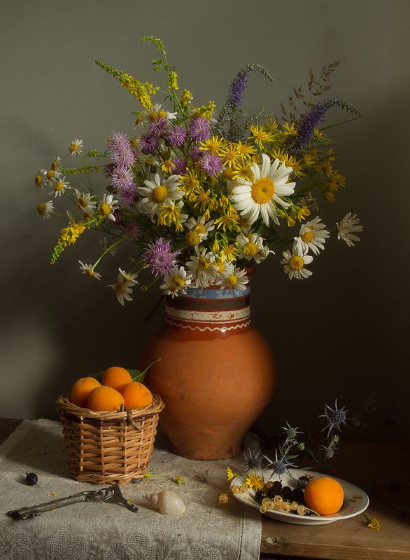 лето, букет, абрикосы Крынка с цветами и абрикосы в корзиночкеphoto preview