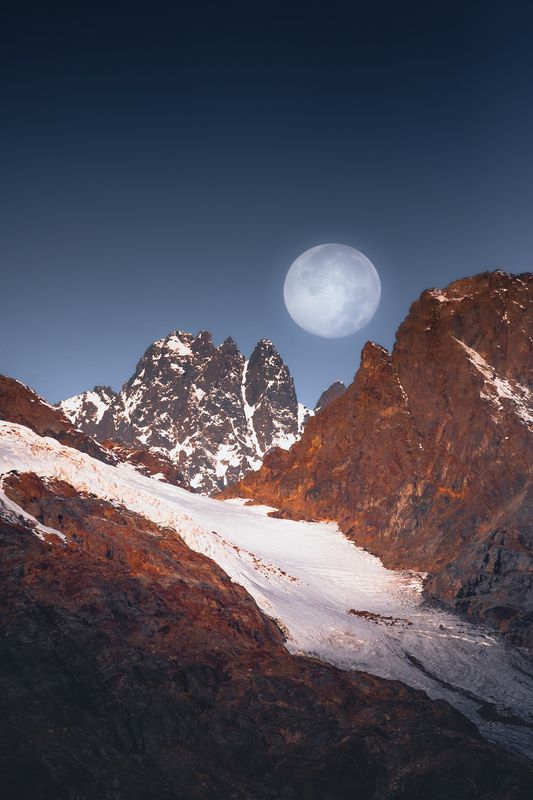 Закат луны над пиком Раздельный и скалами Аксаутаphoto preview