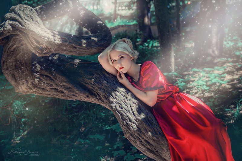 девушка Заброшенный садphoto preview