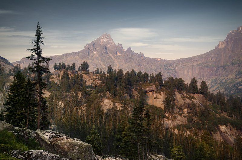 большой, вечер, вид, высокий, горы, деревья, ергаки, зеленый, камни, красивый, красноярский край, красный, озеро, оранжевый, пейзаж, природа, размер, разрешение, розовый, саяны, серый, сибирь, скалы, тайга, хвойный Пик Молодежныйphoto preview