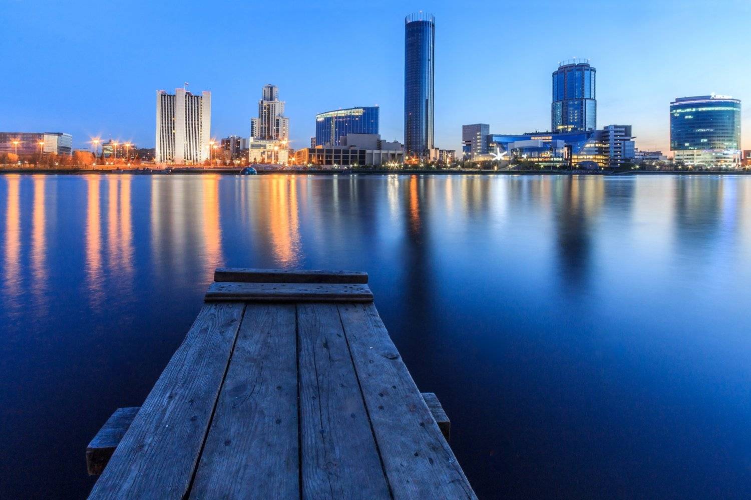 Екатеринбург. Автор: Сергей Гарифуллин екатеринбург, набережная, исеть, башня, панорама, закат, вечер, хаят, дивс, отражение, вода, Сергей Гарифуллин