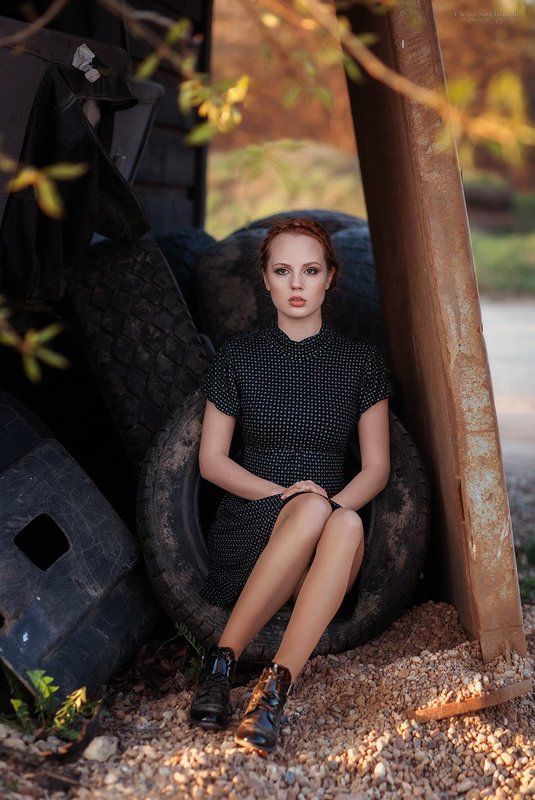 девушка, черное платье, шины, веснв, рыжая ***photo preview