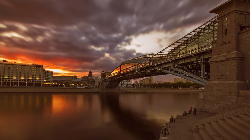 Москва мост Богдана Хмельницкого Киевский вокзал река тучи вечер закат Сказка уходящего дняphoto preview