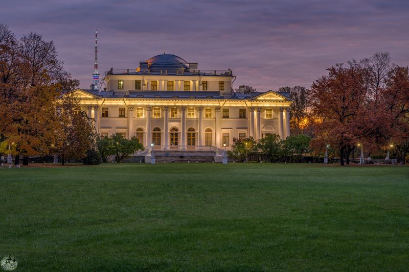 Дворец осенним утромphoto preview