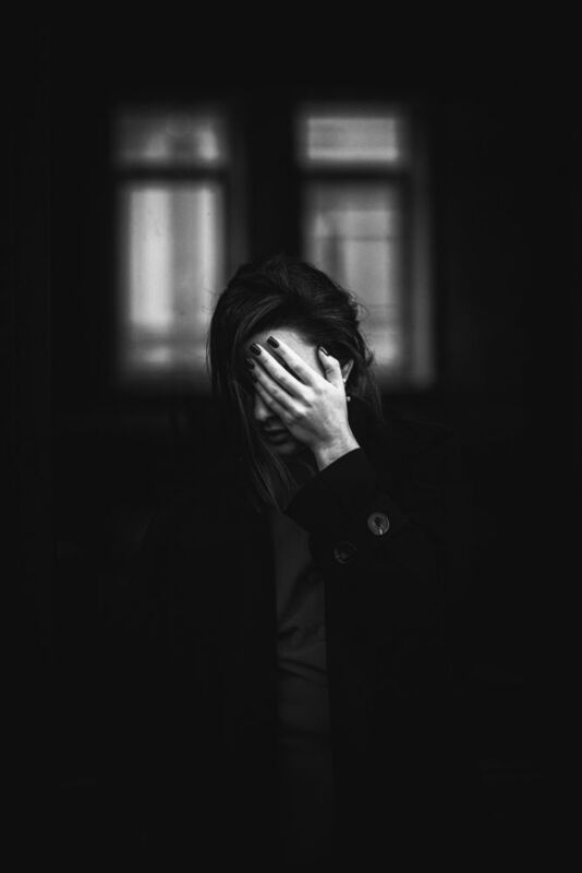 молодая девушка, городской стиль, дворы, на открытом воздухе Мираphoto preview