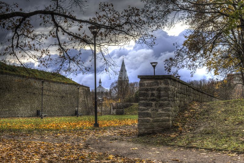 нарва осень октябрь замковый парк александровская церковь пасмурно Исчезли солнечные дни... фото превью