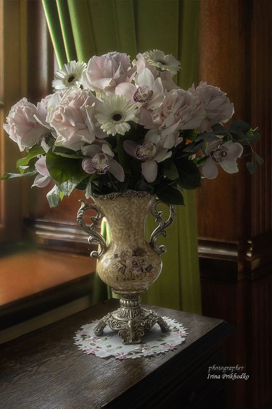 натюрморт, цветы, интерьер, букеты, орхидеи, французские розы, герберы Натюрморт с букетом роз, орхидей и герберphoto preview