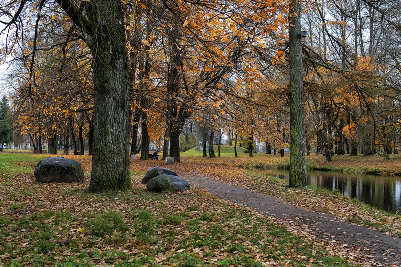Я хожу грущу один. Осень рядом где-то. Жёлтым листиком в реке утонуло лето.photo preview