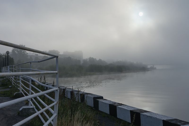 осень сентябрь утро туман набережная река берег Туман над городомphoto preview
