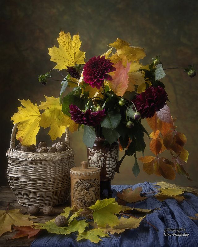 натюрморт, цветы, осень, осенние листья, грецкие орехи Яркая осеньphoto preview