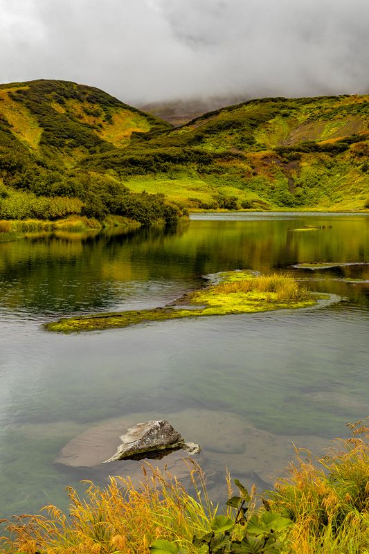 камчатка, природа, малая долина гейзеров, озеро У озера в малой долине гейзеровphoto preview