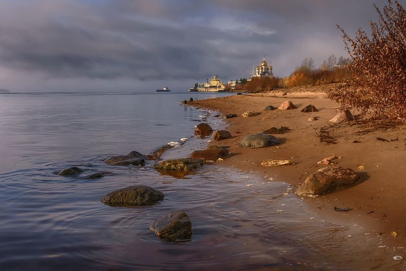 осень, октябрь, река, вода, берег, камни, песок, заросли, корабль, собор Рыжий берегphoto preview