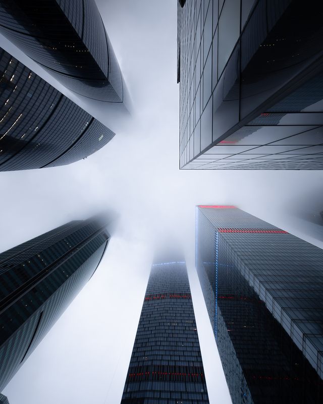 Москва, Россия Вертикали в туманеphoto preview