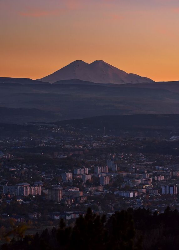 кавказ, горы, кавказские минеральные воды, кмв, кисловодск, эльбрус, закат, закат в городе, город под горой Город после закатаphoto preview
