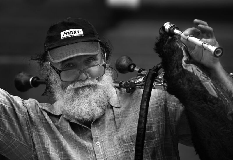 чб фото, уличный мужской портрет, чб мужской портрет,  уличные музыканты Уличный музыкантphoto preview