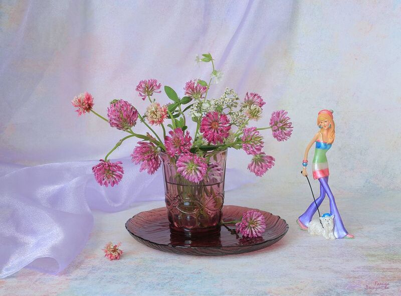 букет, клевер, статуэтка, тарелка, стакан На прогулкуphoto preview