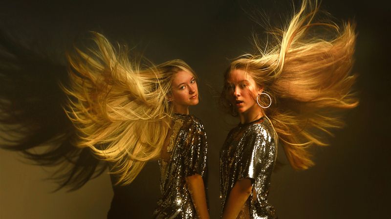 девушки, сестры, певицы, фотография, волосы, свет, цвет, портрет, сорокины Сестры Сорокиныphoto preview