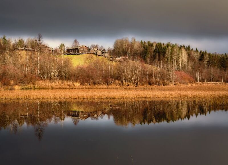 осень, октябрь, река, высокий, берег, горка, лес, деревья, заросли, трава, деревенька, дома, отражения Деревенька над рекойphoto preview