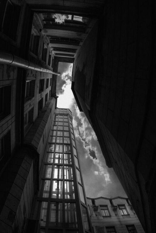 двор, вертикаль, небо, колодец Изнанка города фото превью