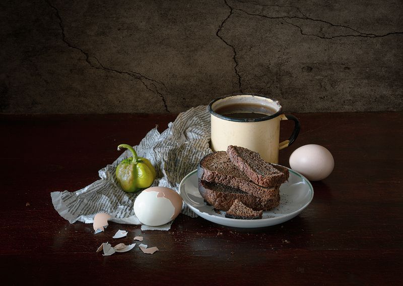 хлеб, яйцо, кружка, перец, чай, газета photo preview