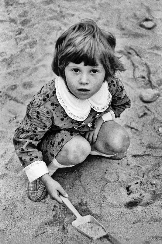 дети, девочка, чб, глаза, руки, мончегорск, песочница Взгляд из песочницы. 1979 фото превью
