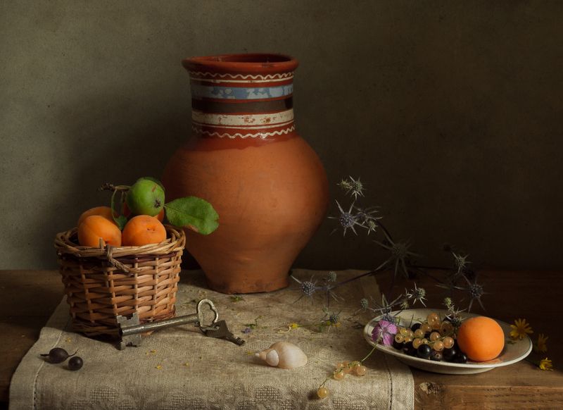 лето, абрикосы, смородина Натюрморт с абрикосами и смородинойphoto preview