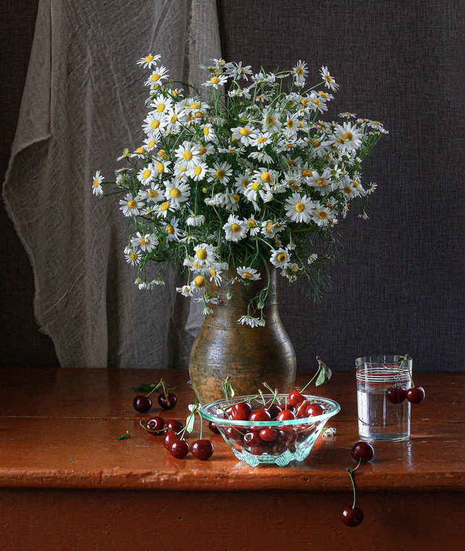 натюрморт, фотонатюрморт, still life, stillifefoto, лето, черешня, ромашки, цветочный_натюрморт, наталья_казанцева С черешенкой фото превью