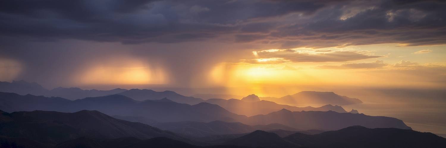 Вид в сторону восточного Крыма или про то как успел сделать один кадр и нас накрыло дождем.. Автор: Пучков Алексей крым, стихия, дождь, облака, горы, восход, лучи, Пучков Алексей