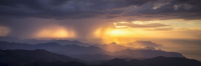 крым, стихия, дождь, облака, горы, восход, лучи Вид в сторону восточного Крыма или про то как успел сделать один кадр и нас накрыло дождем.photo preview