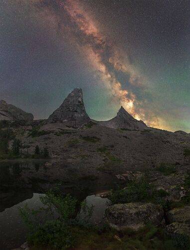 Парабола ясной красочной ночью