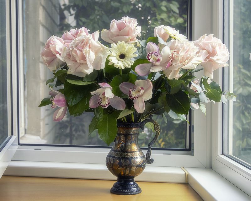 натюрморт, цветы, орхидеи, розы Букет нежности на балконеphoto preview