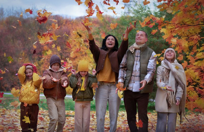 Осень, парк, семья, прогулка, листья, игра Осенние листья фото превью