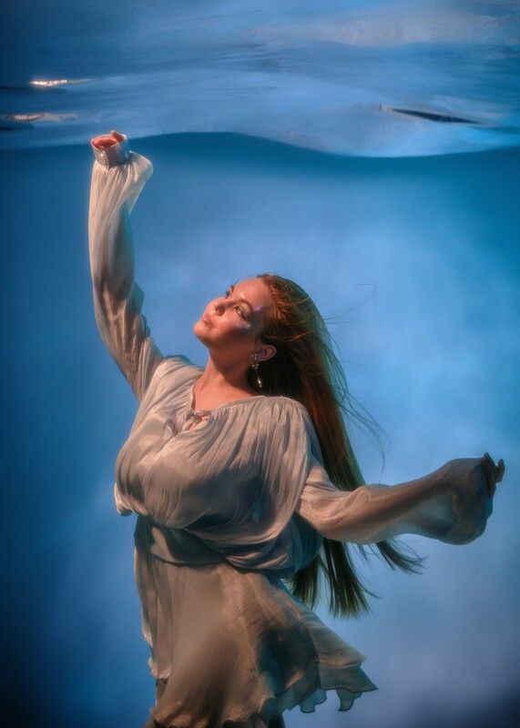 девушка, брюнетка, девушка под водой photo preview