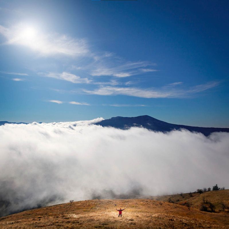 туман, крым, небо, горы, человек, турист Выше туманаphoto preview