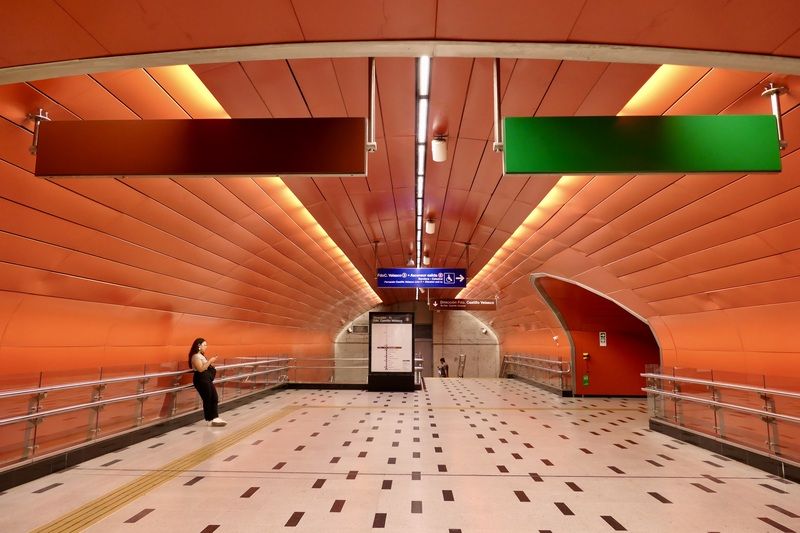 City/Architecture, Metro, Colors, Santiago de Chile, People,  Оранжевое ожиданиеphoto preview