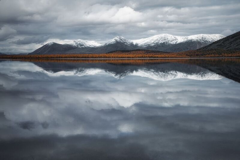 Озеро_Юг пейзажи_Колымы Магаданская_область Колымские_пляжи горная_система_Черского отражения хребет_Оханджа Колымский дзенphoto preview