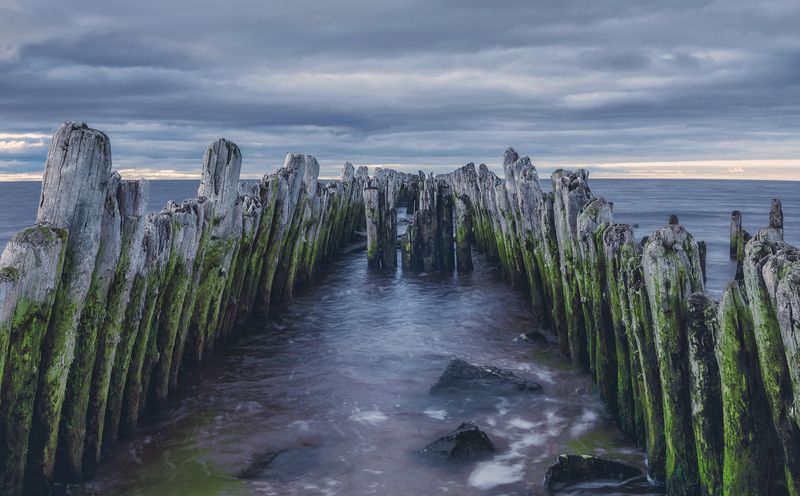 осень октябрь вечер море вода берег волнолом волнорез небо облака Старый волнолом на берегу Белого моряphoto preview