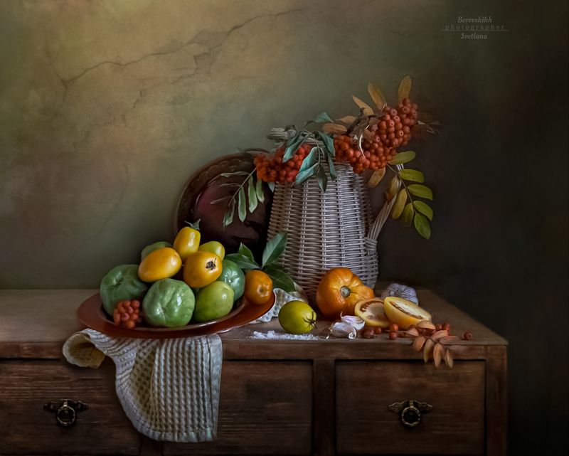 натюрморт, art_photo, darkphoto, ваза, осень, овощи, рябина, авторскоефото, светланаборовских, фото на окне, фото на телефон Щедрая осень!photo preview