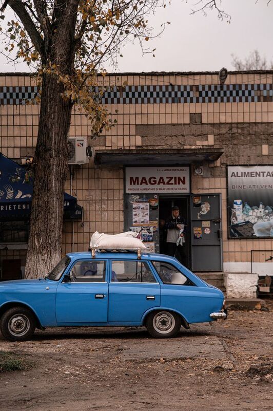 уличнаяфотография, ностальгия, ретро, сюжет, городскаяжизнь, молдова, ссср, архитектура, автомобиль, москвич, универсал, машина, магазин, фасад, плитка, дерево, человек Москвич фото превью