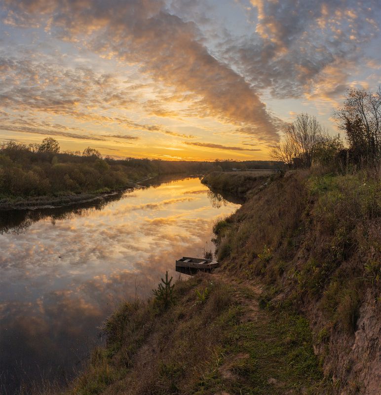Яркий осенний закат на реке Быстрицаphoto preview