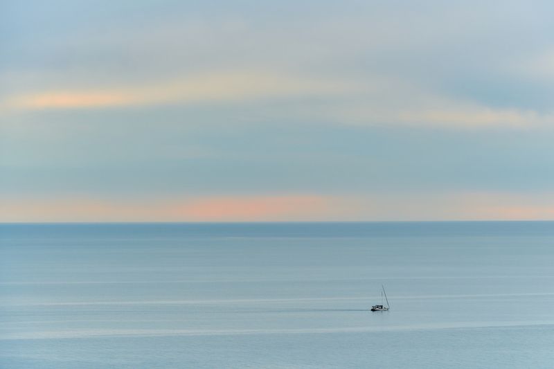 море, пейзаж, лодка, минимализм Одинокая лодкаphoto preview