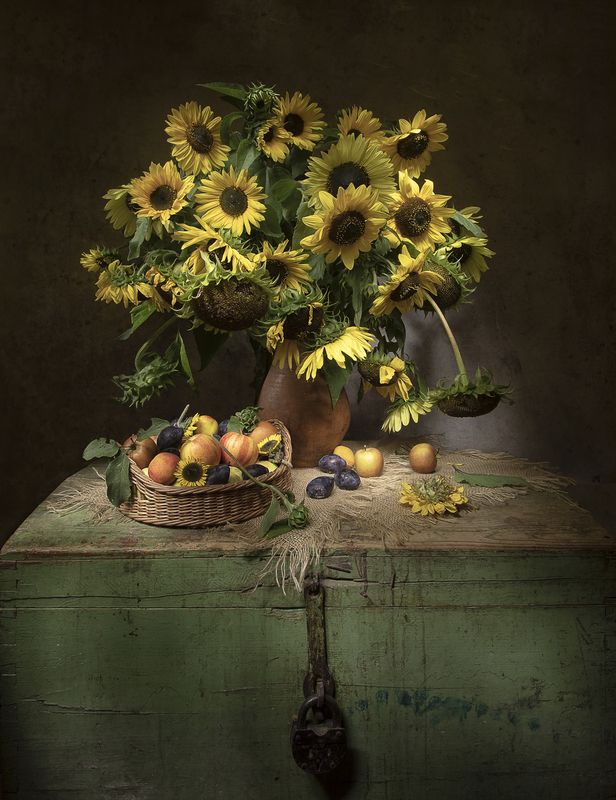натюрморт, подсолнухи, сундук, яблоки, сливы Солнечные...photo preview